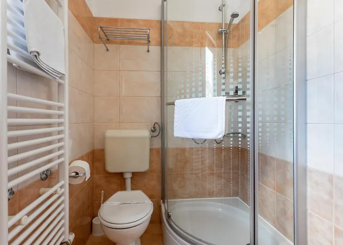 Jakic 2 4* フヴァル